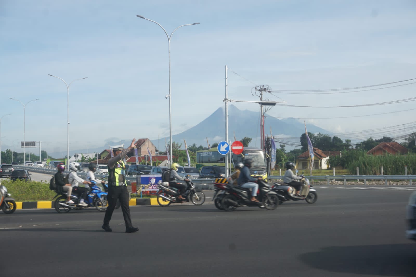Personel kepolisian saat mengatur arus kendaraan di exit tol Prambanan, Klaten, Selasa (1/3/2025).