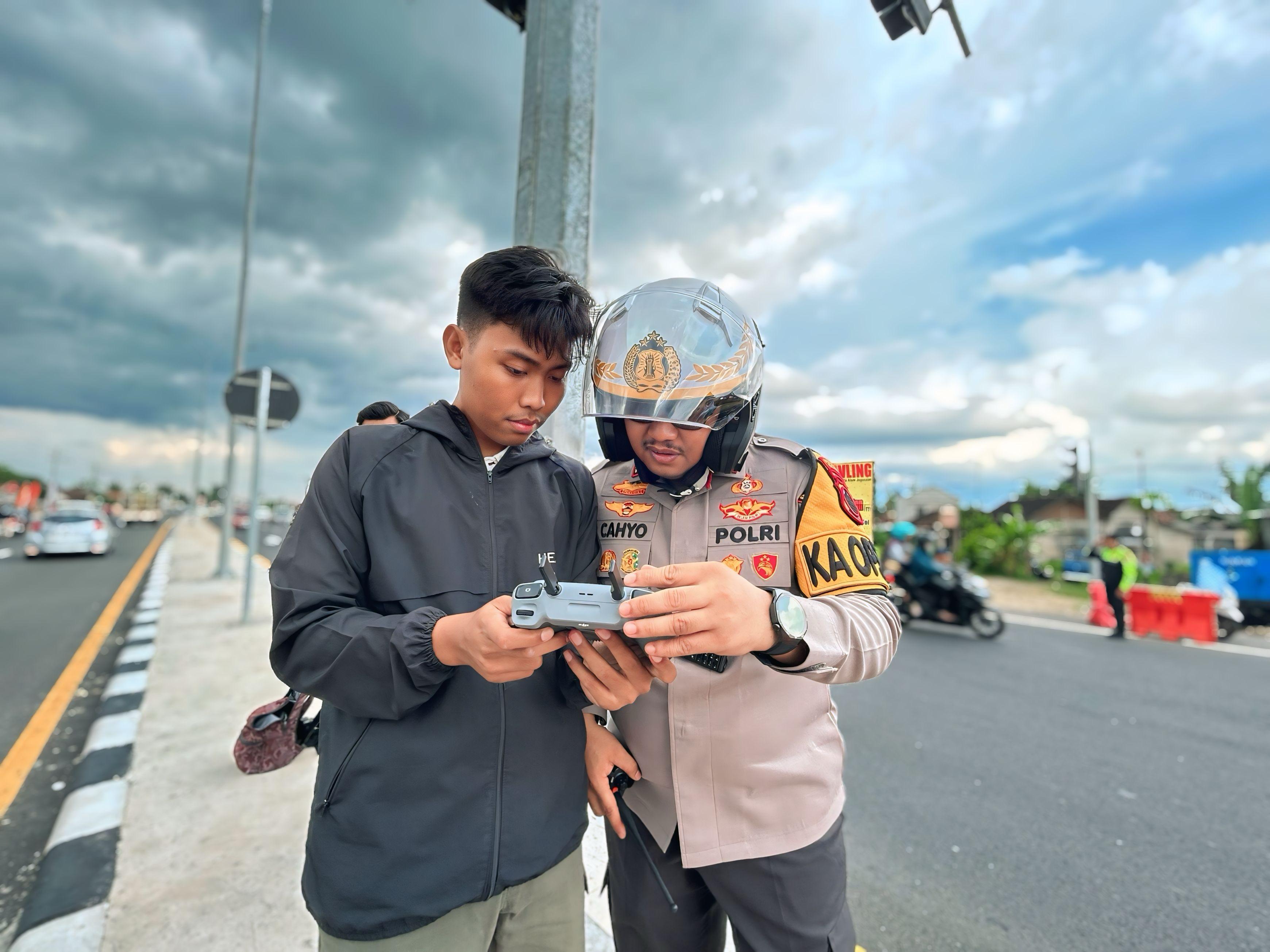 Penggunaan drone untuk memantau kepadatan arus kendaraan di sekitar exit tol Prambanan, Klaten.