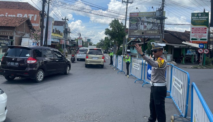 Jajaran Satlantas Polres Sukoharjo terapkan rekayasa lalu lintas delay system mulai Simpang Empat Bulakrejo.
