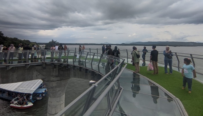 Suasana di jembatan kaca Objek Wisata Waduk Gajah Mungkur Wonogiri, Rabu (2/4/2025).