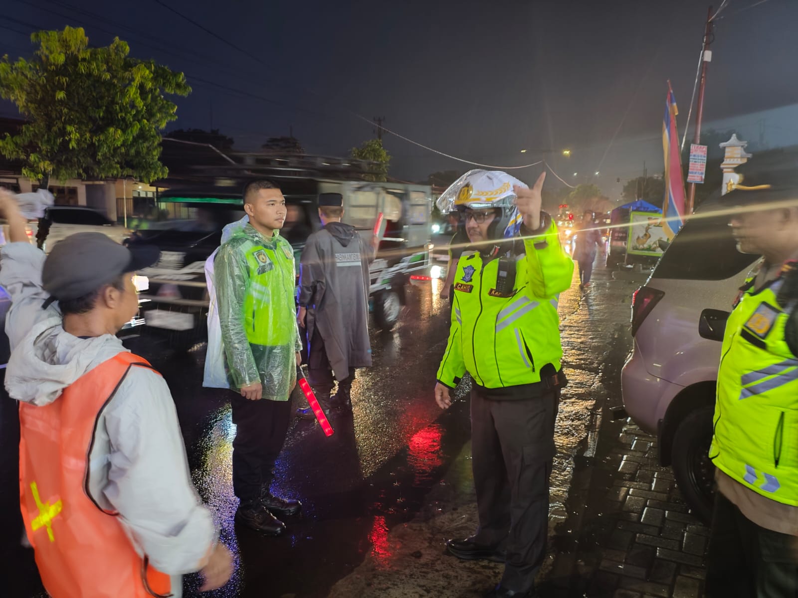 Jajaran Polres Klaten saat mengatur arus lalu lintas di sekitar Taman Wisata Candi (TWC) Prambanan, Klaten.
