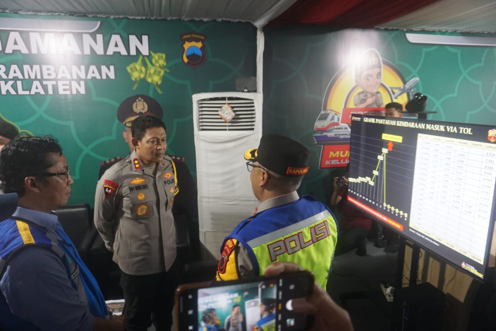 Kapolda Jawa Tengah Irjen Pol Ribut Hari Wibowo saat mendengarkan pemaparan dari Kapolres Klaten terkait situasi terkini arus kendaraan di exit Tol Prambanan, Kamis (3/4/2025).
