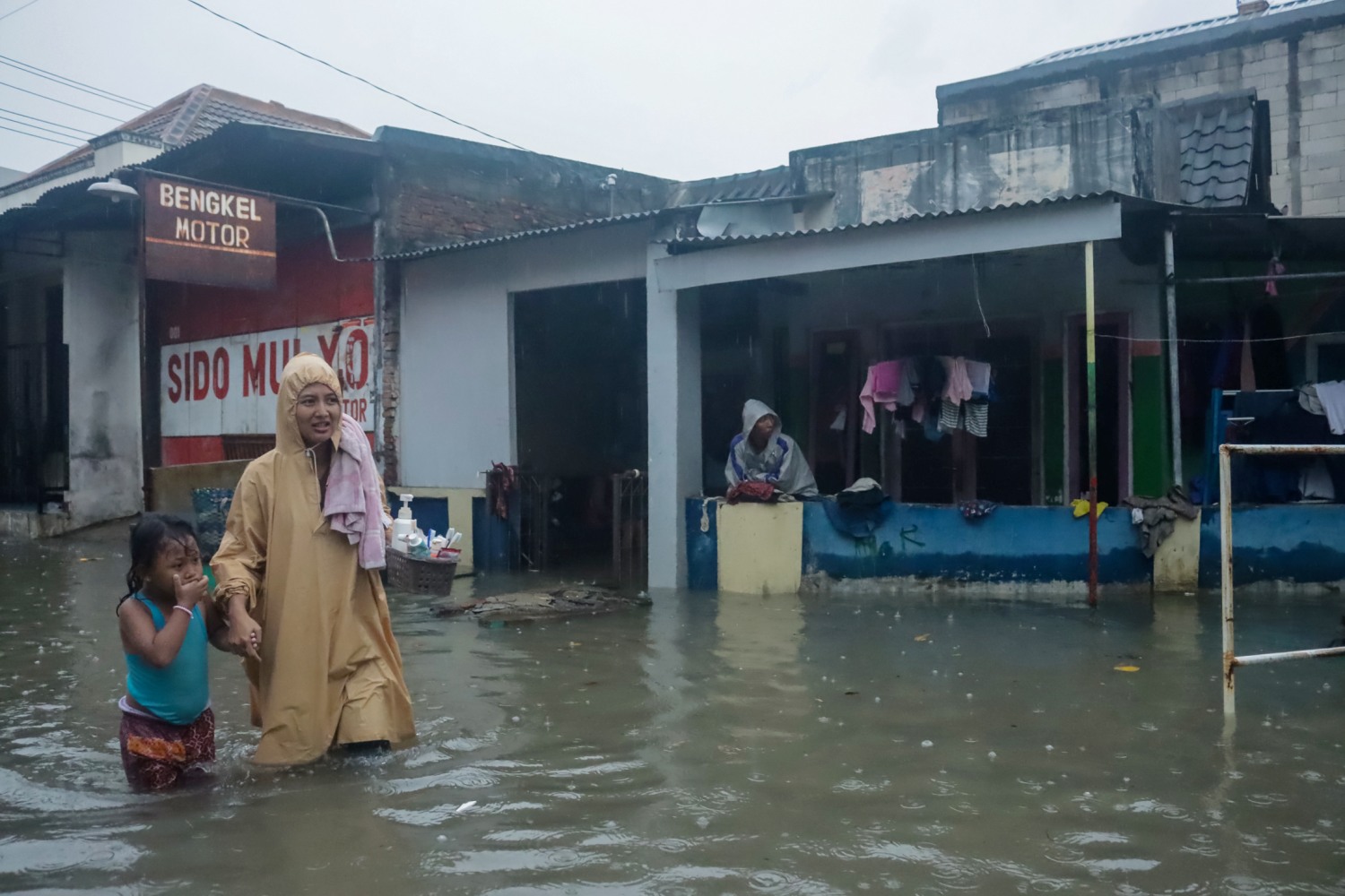 Banjir kembali terjadi di kawasan Underpass Joglo Solo, kampung Sambirejo, Banjarsari, Kamis (3/4/2025). Lebih dari 100 rumah terendam.