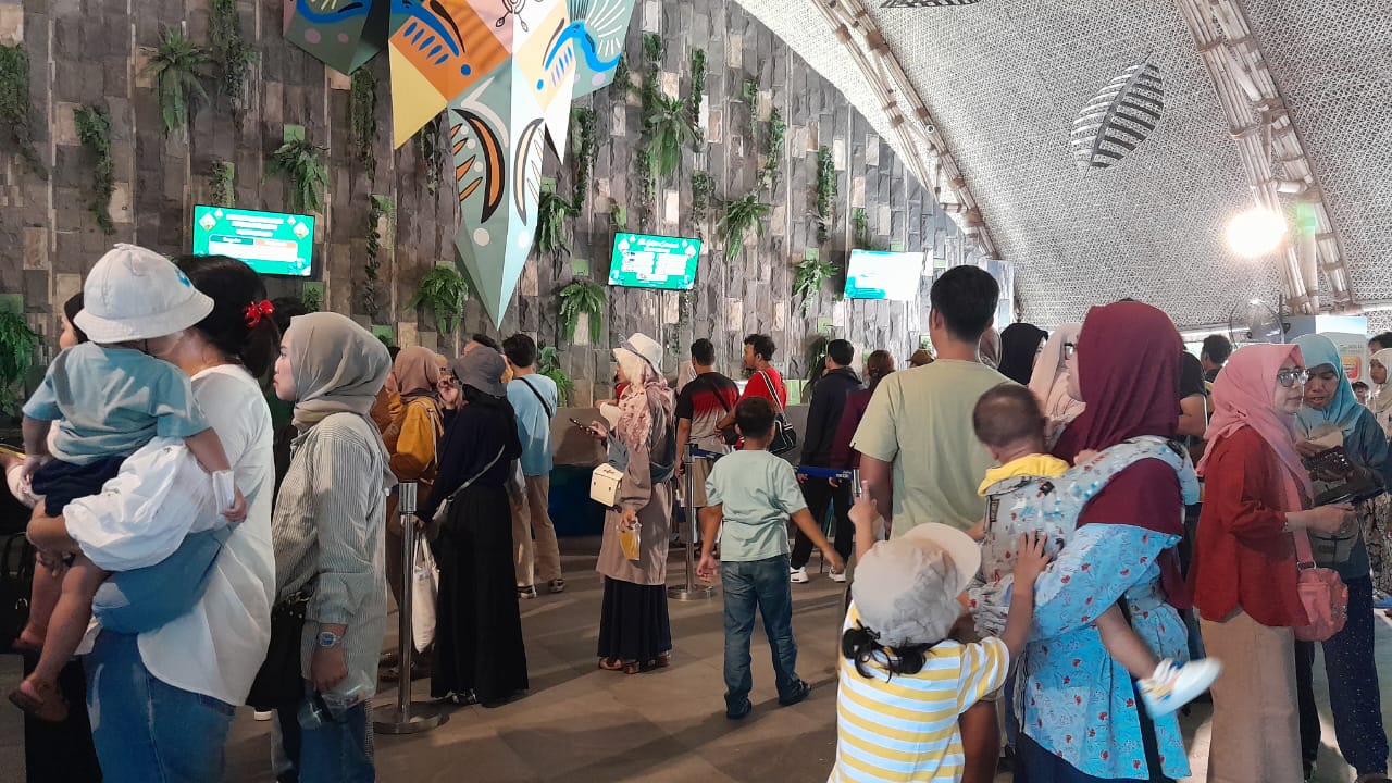 Pengunjung tengah antre beli tiket di destinasi wisata Solo Safari, (3/4/2025). Tempat ini menjadi jujugan wisatawan di libur lebaran 2025.