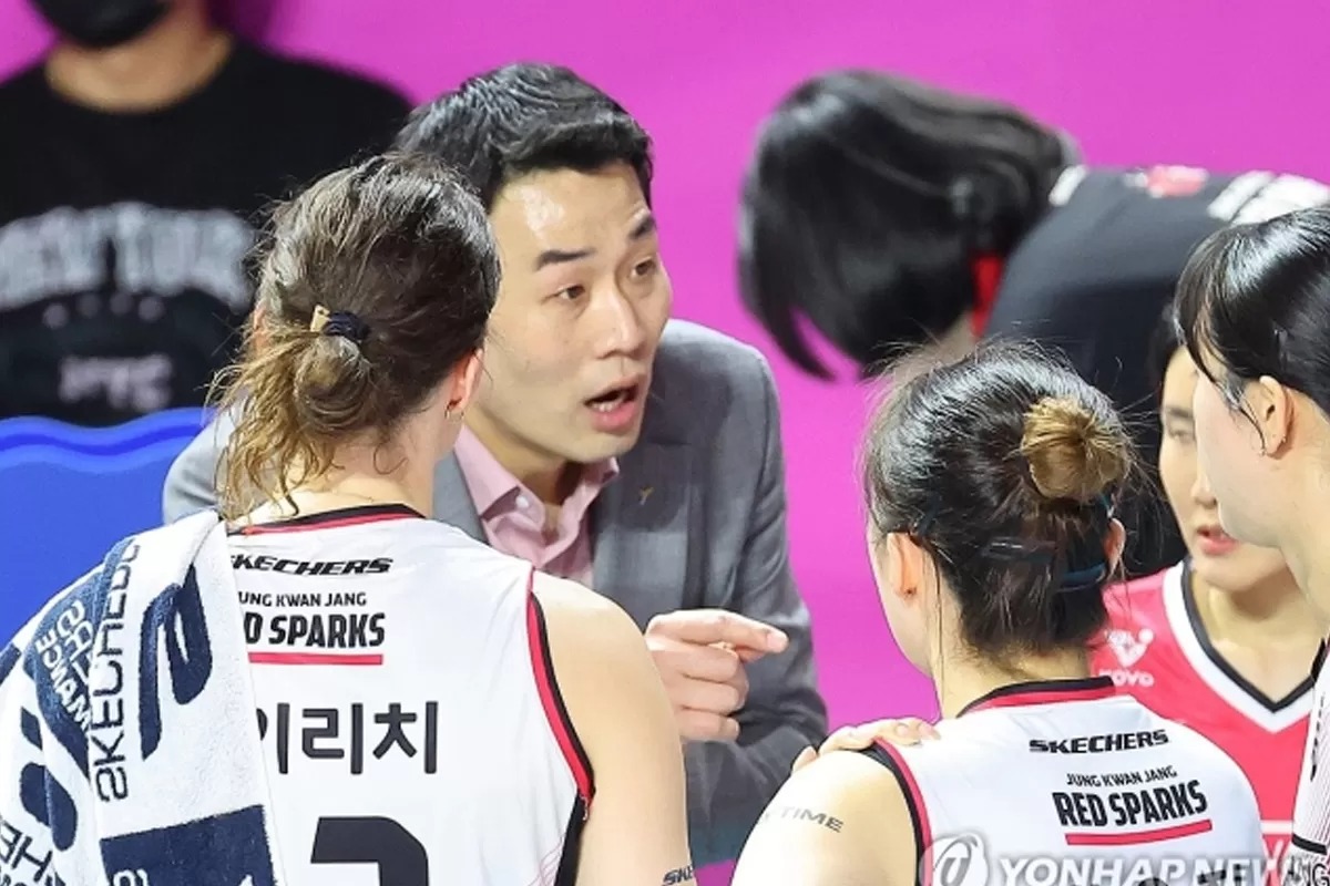 Pelatih Red Sparks Koh Hee-jin memberikan instruksi saat melawan Pink Spider, Rabu (2/4/2025).