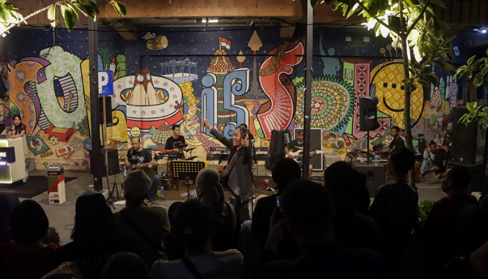 Salah satu performer yang menunjukkan aksinya event Solo is Solo Street Art Performance di Koridor Gatsu.