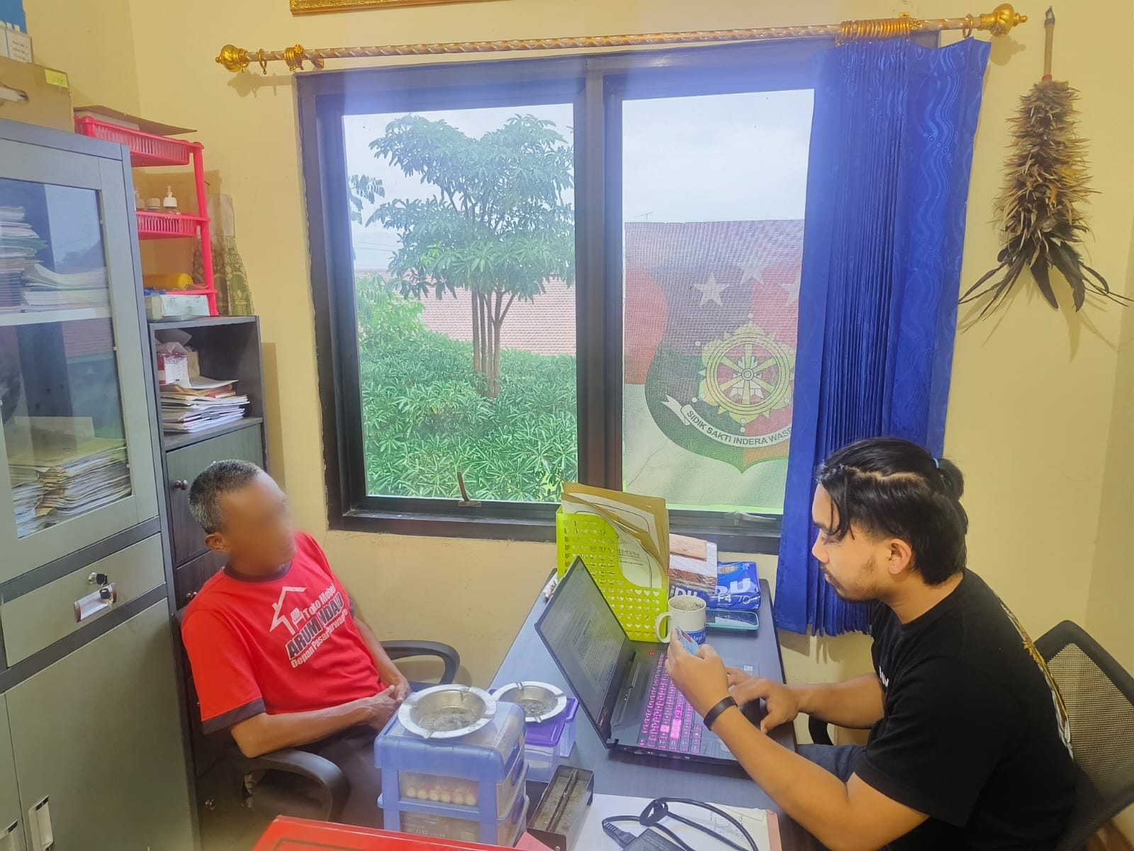 S, oknum guru silat saat diperiksa oleh polisi.