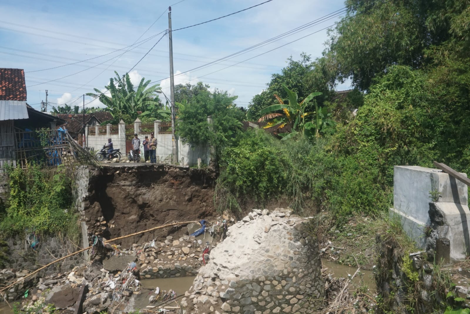Kondisi Jembatan di Desa Babadan, Kecamatan Karangdowo, Klaten yang putus, Jumat (4/4/2025).