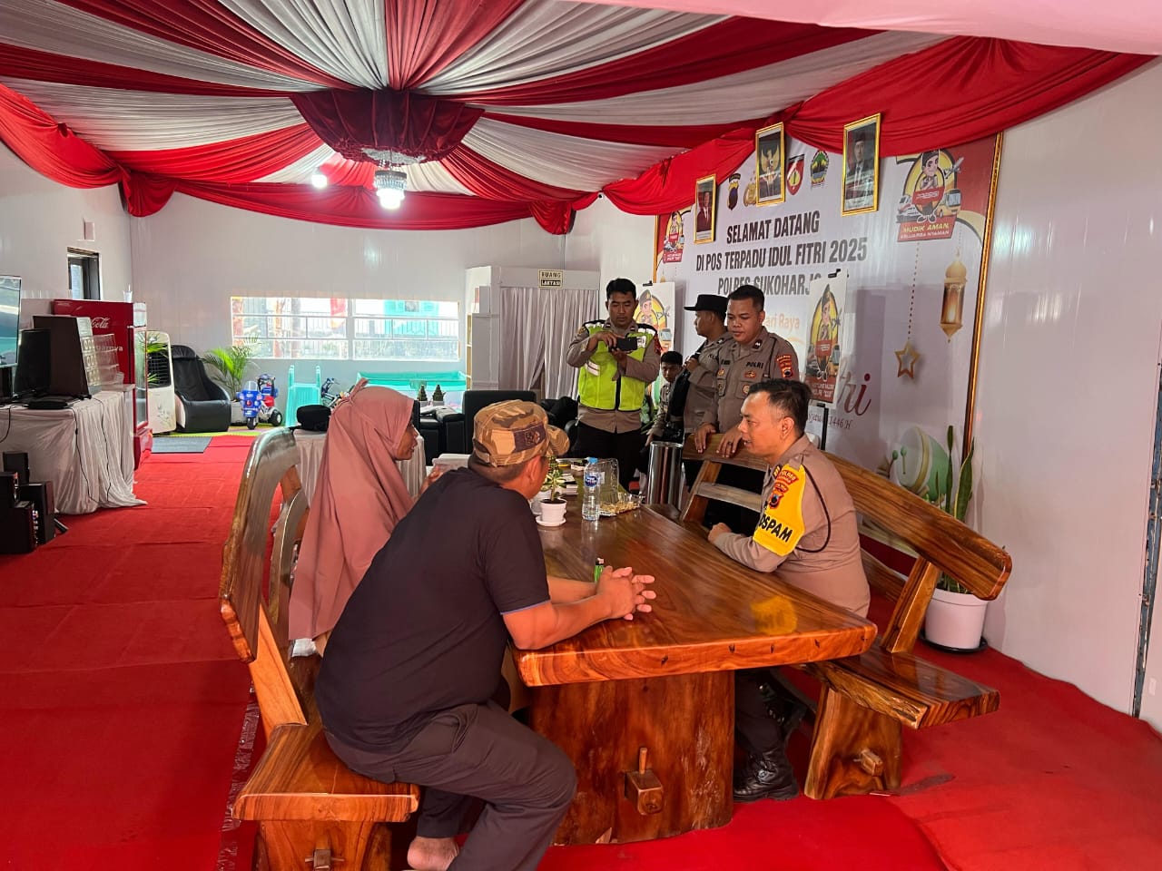 Orang tua mengadu kondisi anaknya usai mengamuk di mobil kepada sejumlah polisi di Pos Terpadu Simpang Lima Sukoharjo, Jumat (4/4/2025).