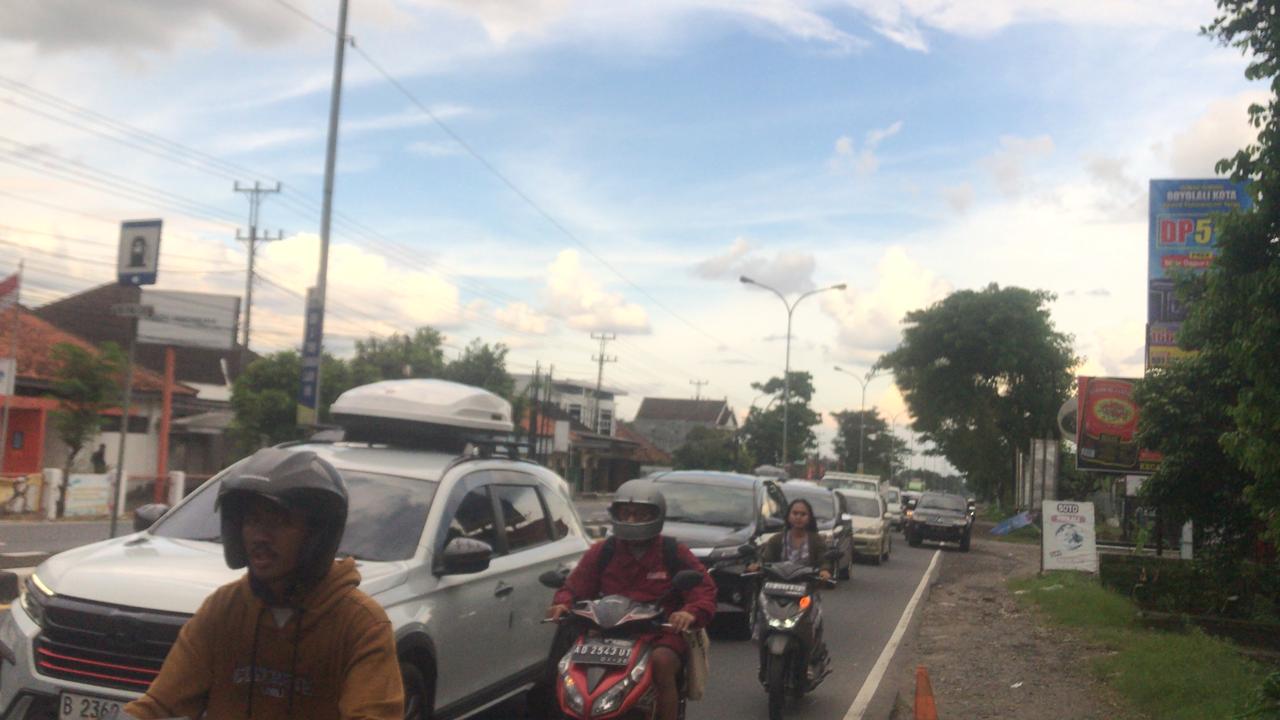 Puluhan ribu kendaraan melintasi jalan Solo Semarang tepatnya di kecamatan Teras, Boyolali, Jumat (4/4/2025).