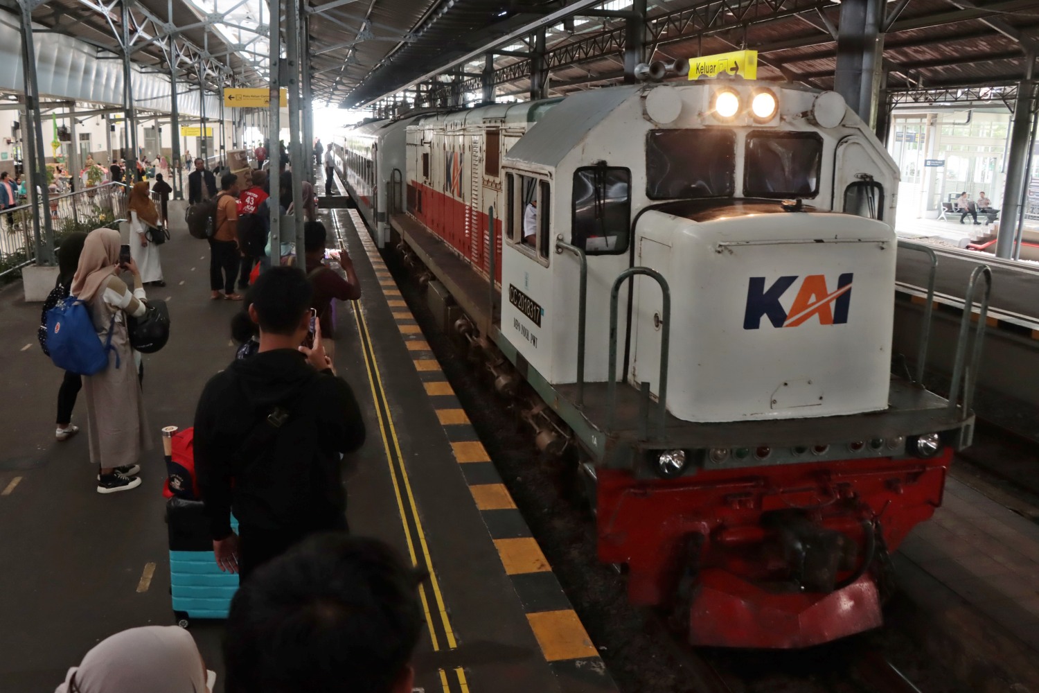 Suasana penumpang saat arus balik Lebaran di Stasiun Solo Balapan, Sabtu (5/4/2025).