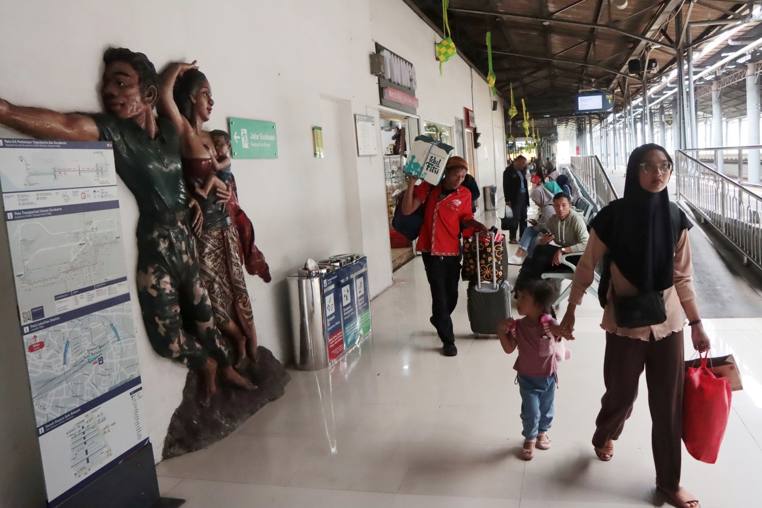 Seorang porter tengah membawa barang bawaan penumpang di Stasiun Solo Balapan, Sabtu (5/4/2025). Di momen mudik Lebaran jasa porter begitu diminati.