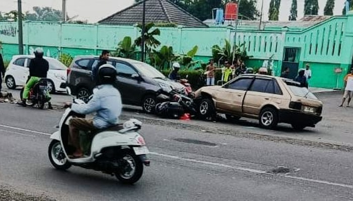 Sedan dan mobil yang terlibat kecelakaan beruntun dengan total lima kendaraan Jalan Solo&ndash;Sragen, tepatnya di Desa Waru, Kebakramat, Karanganyar, Sabtu (5/4/2025).