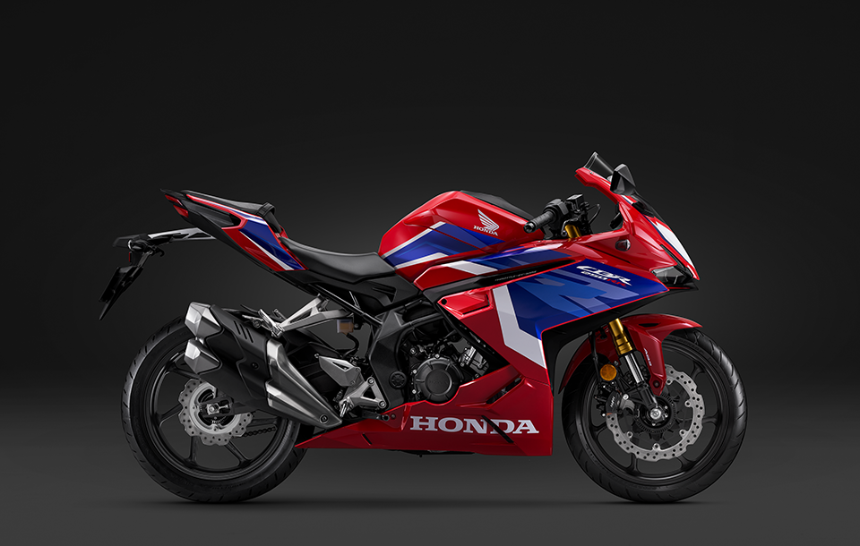 Warna dengan nama Grand Prix Red ini mirip warna motor Honda di pentas balap MotoGP.