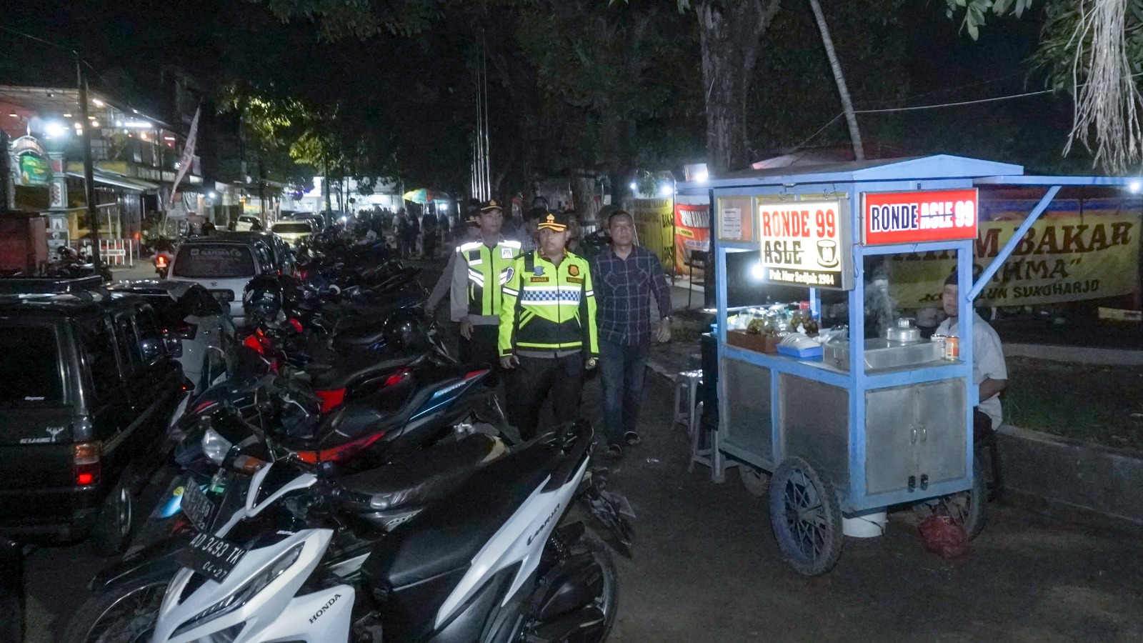Kapolres Sukoharjo AKBP Anggaito Hadi Prabowo pimpin patroli di kawasan alun-alun.