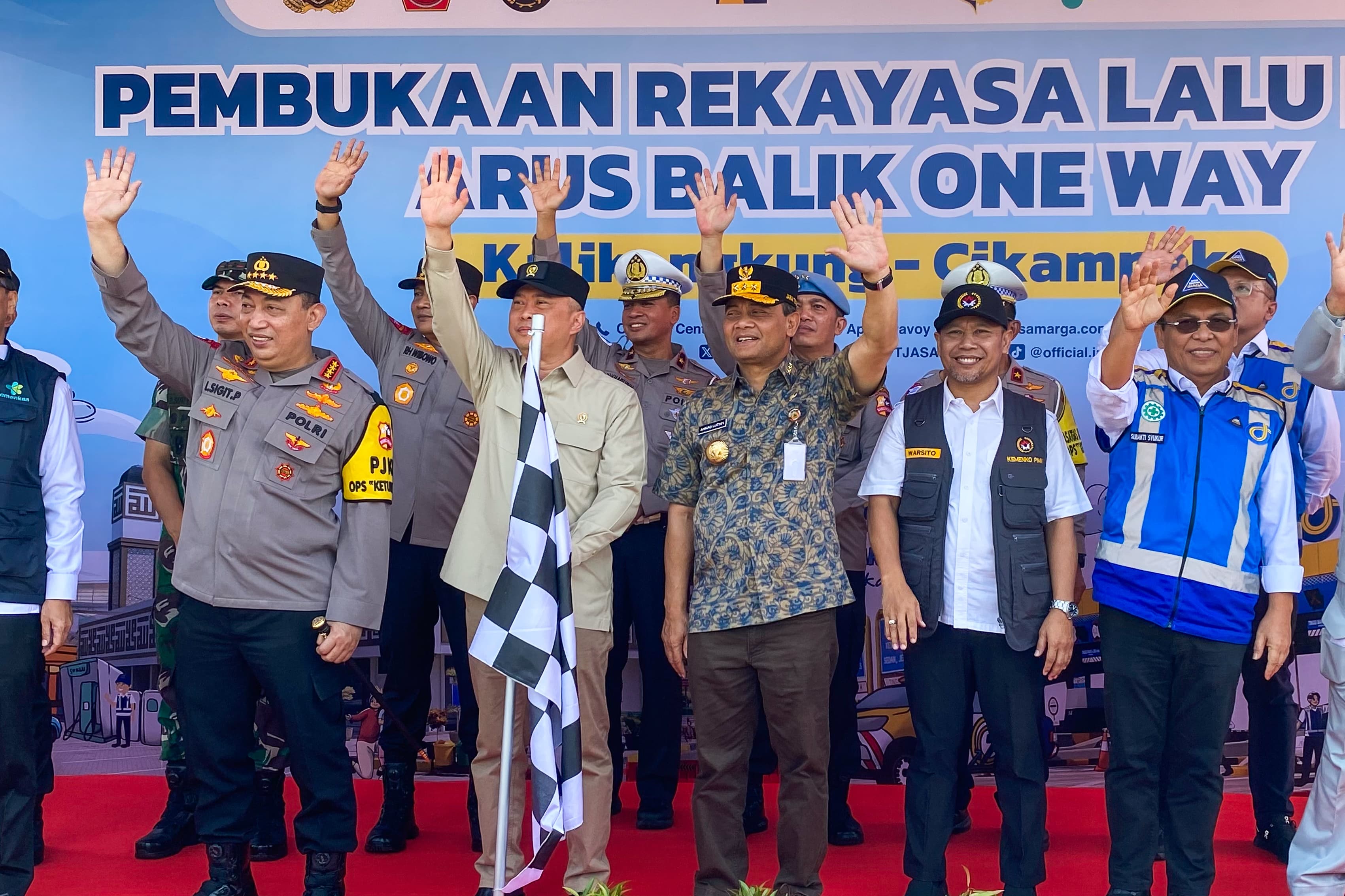 Bersama Kapolri hadiri pembukaan sistem satu arah (one way) nasional saat arus balik Lebaran 2025 di Gerbang Tol Kalikangkung, Kota Semarang, Minggu (6/4/2025).