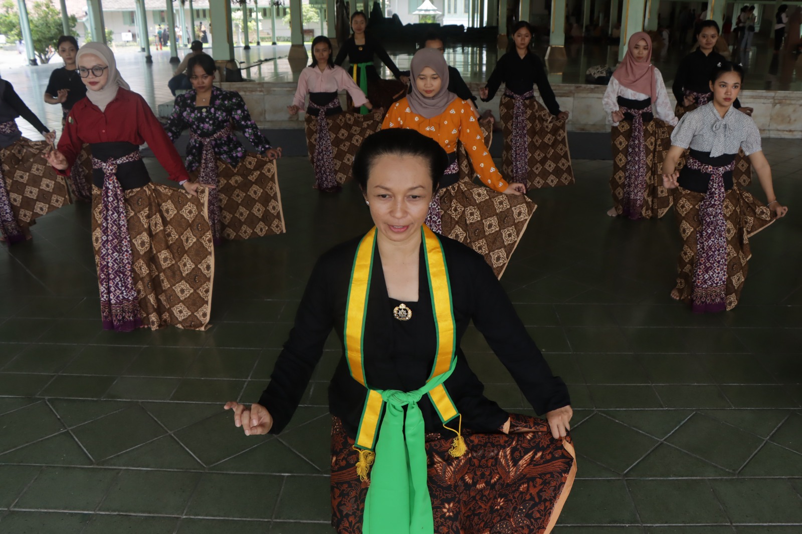 Wisatawan diajarkan menari tradisional di Pura Mangkunegaran.