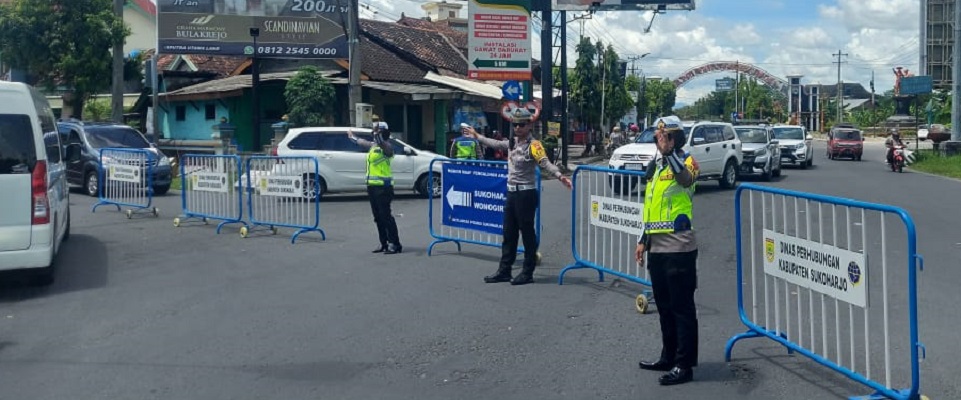 Personel Satlantas Polres Sukoharjo atur lalu lintas agar tetap lancar.