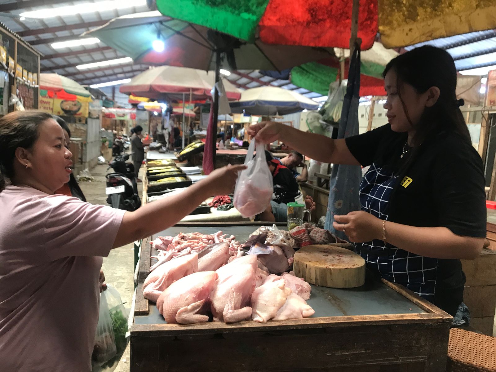 Pedagang ayam potong di Pasar Pengging, Boyolali layani pembeli.