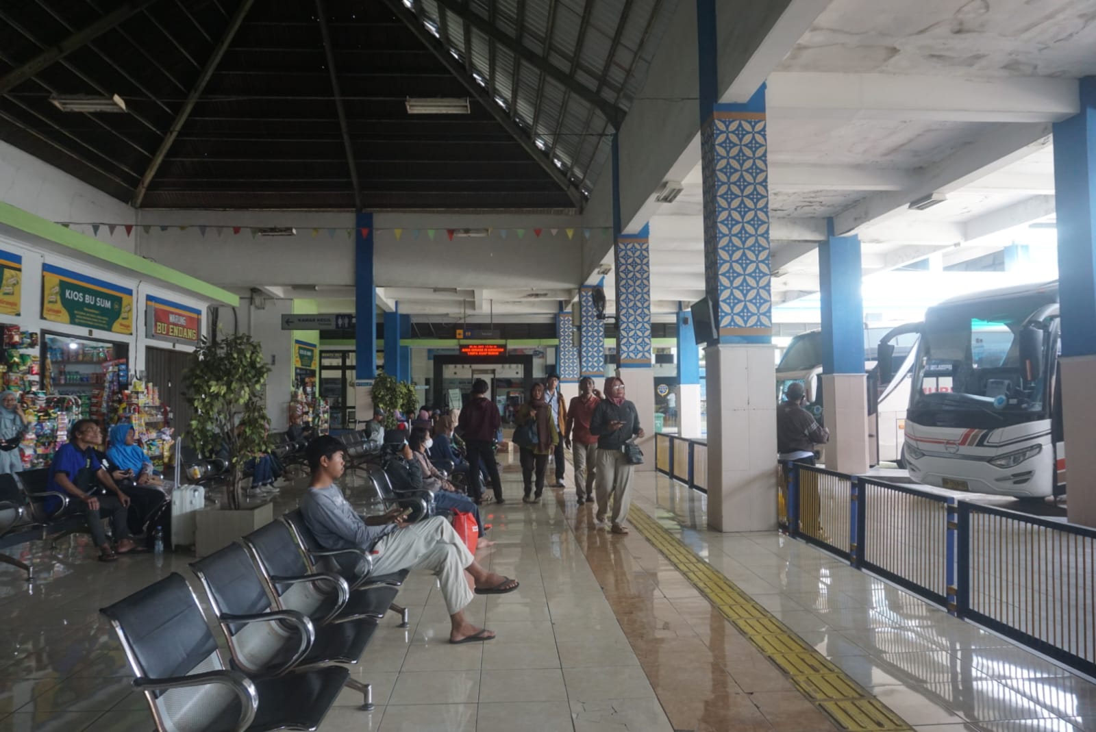 Sejumlah penumpang arus balik sedang menunggu keberangkatan dari Terminal Ir. Soekarno Klaten.