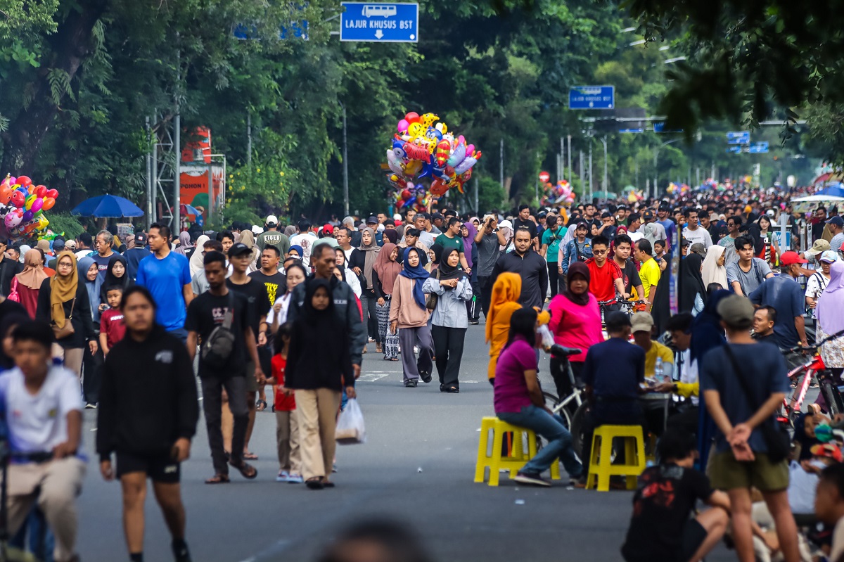 Pengunjung CFD Jalan Slamet Riyadi, Solo membeludak, Minggu (6/4/2025).