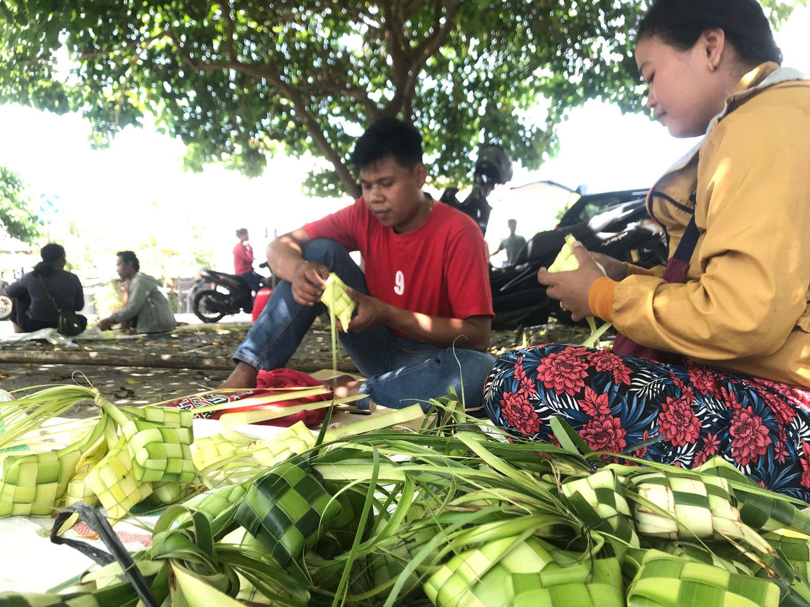 Penjual selongsong ketupat di Pengging, Boyolali, Minggu (6/4/2025).
