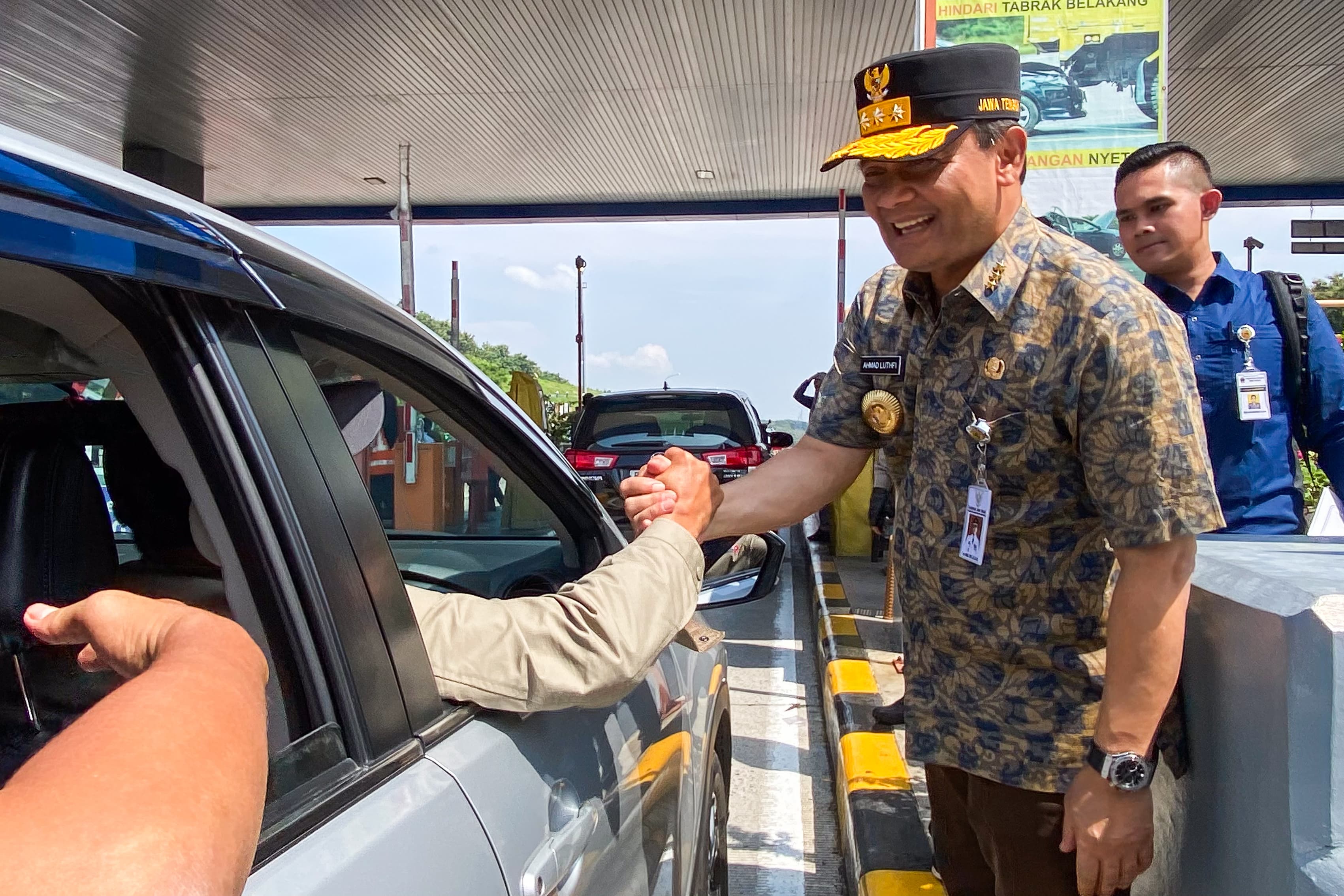 Gubernur Jateng Ahmad Luthfi salami pemudik saat arus balik Lebaran 2025 di Gerbang Tol Kalikangkung, Kota Semarang, Minggu (6/4/2025).