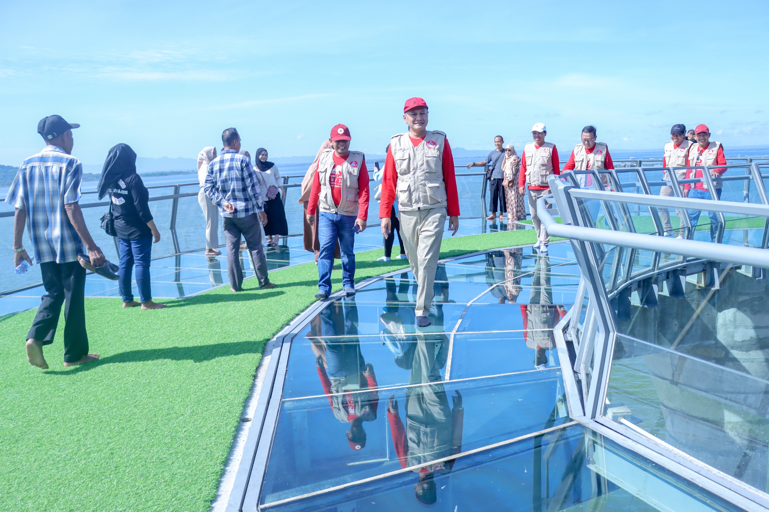 Bupati Wonogiri Setyo Sukarno meninjau jembatan kaca di objek wisata Waduk Gajah Mungkur, Minggu (6/4/2025).