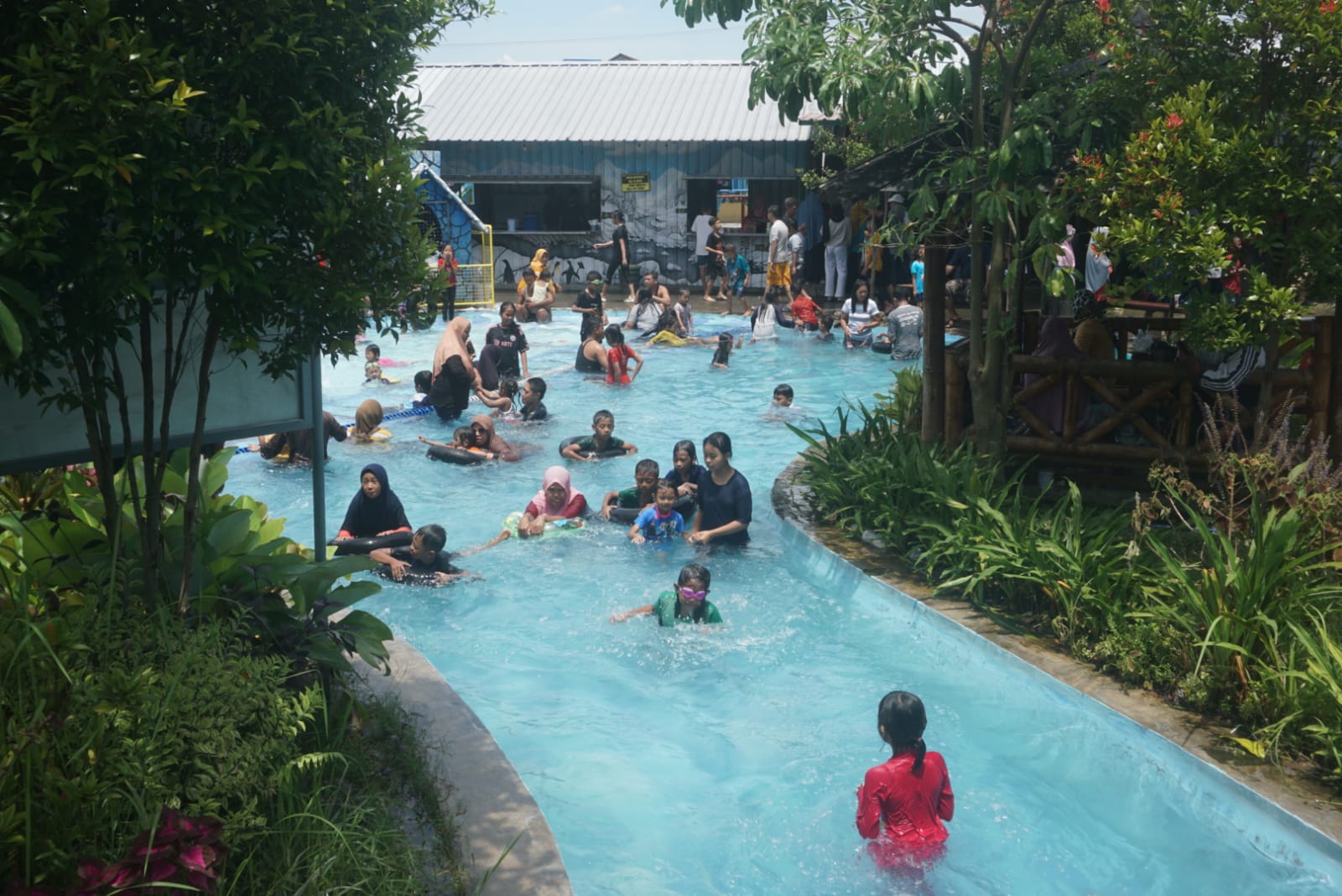 Pengunjung menikmati libur Lebaran di Janti Park, Desa Janti, Polanharjo, Klaten.