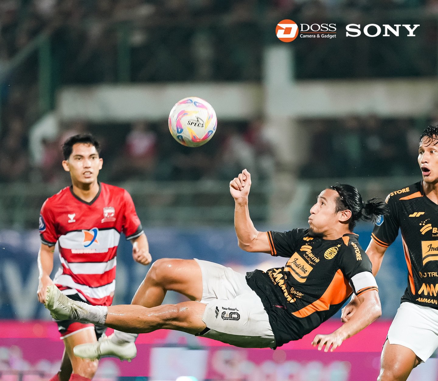 Pertandingan Persija Jakarta vs Madura United di Stadion Gelora Bangkalan, Minggu malam (6/4/2025).