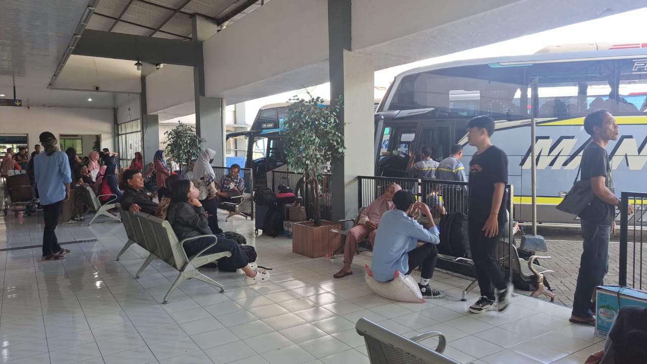 Penumpang di Terminal Wonogiri, Senin (7/4/2025).