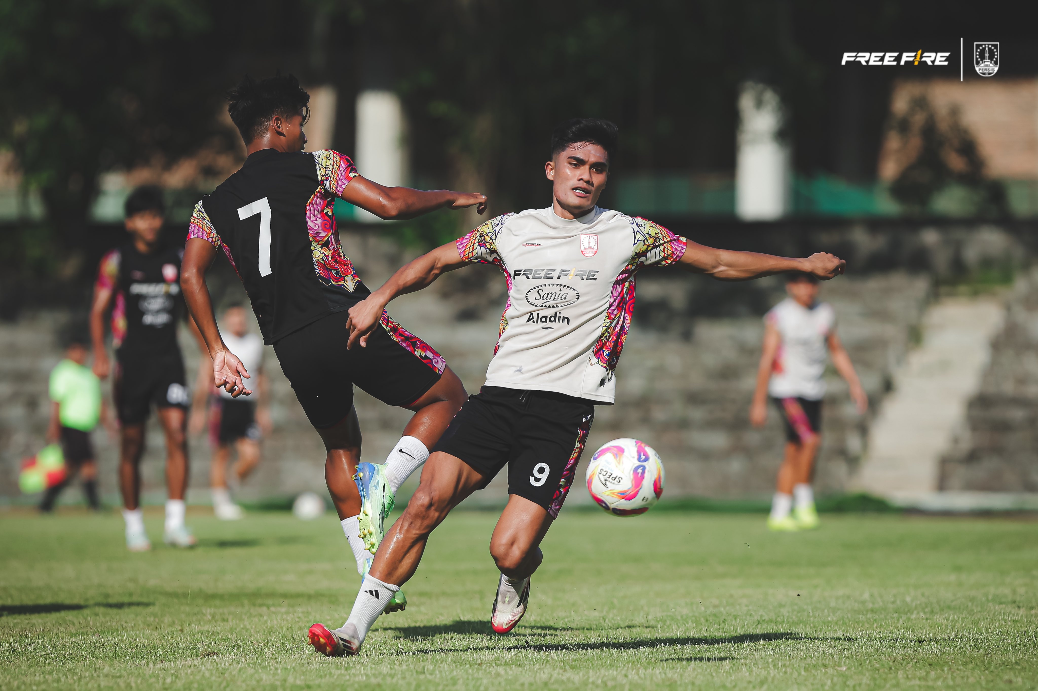 PEMANASAN: Striker Persis Solo Ramadhan Sananta (kanan) berlatih dengan tim di Stadion Sriwedari, belum lama ini.