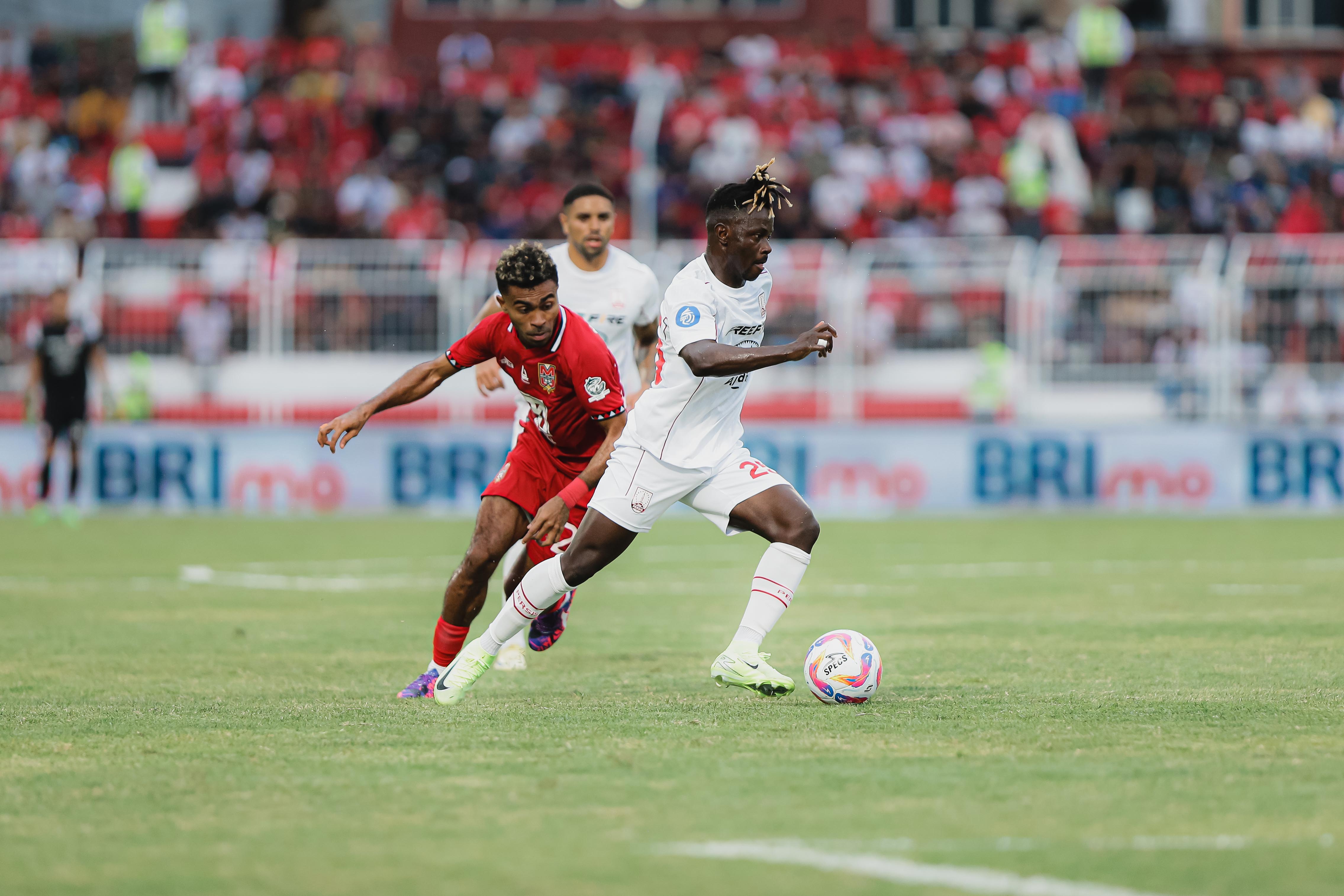 LAWAN BERAT: Laga Malut United melawan Persis Solo di putaran pertama Liga 1 2024/2025, November tahun lalu.