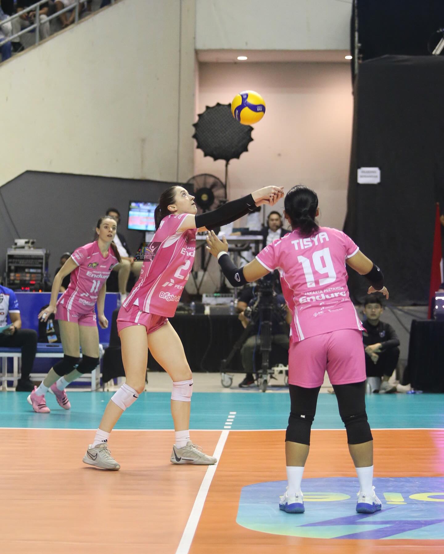 SARAT GENGSI: Jakarta Pertamina Enduro saat terjun di Proliga 2025.