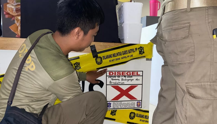 Satpol PP Kota Surabaya menyegel stan es krim beralkohol di Surabaya Barat setelah viral di medsos.