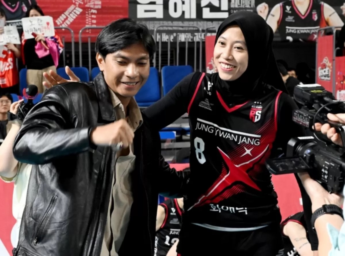 Megawati Hangestri mendapatkan dukungan spesial dari sang pacar, Dio Novandra (kiri), pada laga melawan Pink Spiders.