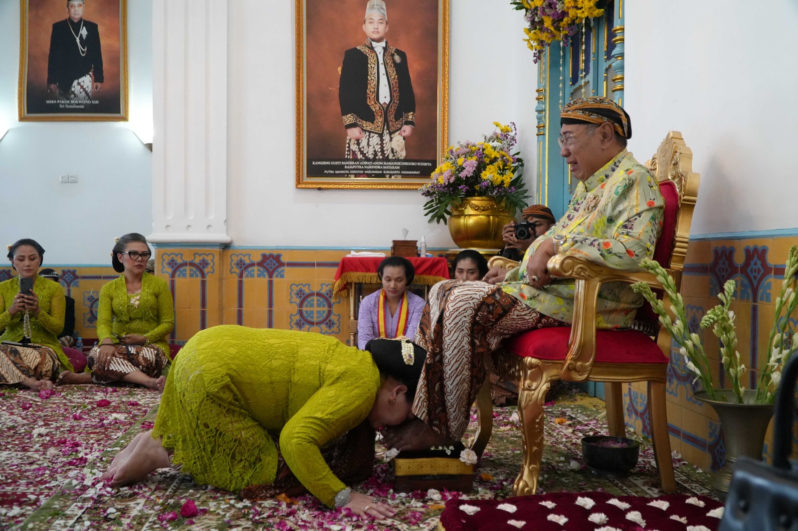 Keraton Kasunanan Surakarta Hadiningrat kembali menggelar tradisi Sungkeman Pangabekten 1446 Hijriyah, Minggu (6/4/2025). Terlihat GKR Pakoe Boewono sungkem dan mencium kaki Pakoe Boewono.