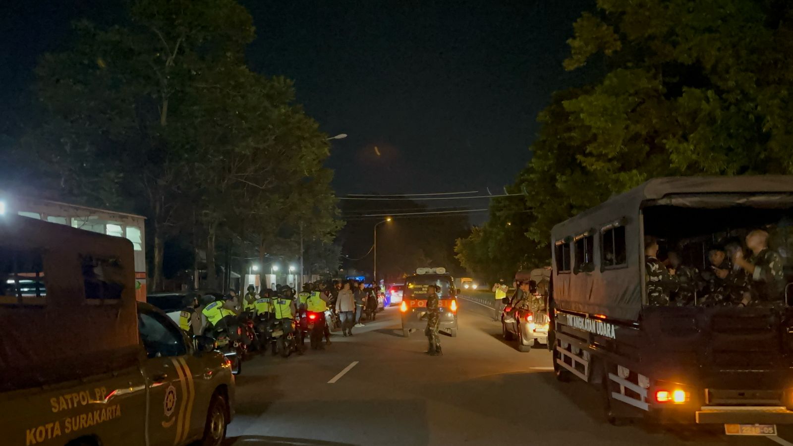 Bentuk antisipasi gangguan kamtibmas, TNI-Polri gelar patroli gabungan di Solo, Minggu (6/4/2025) malam.