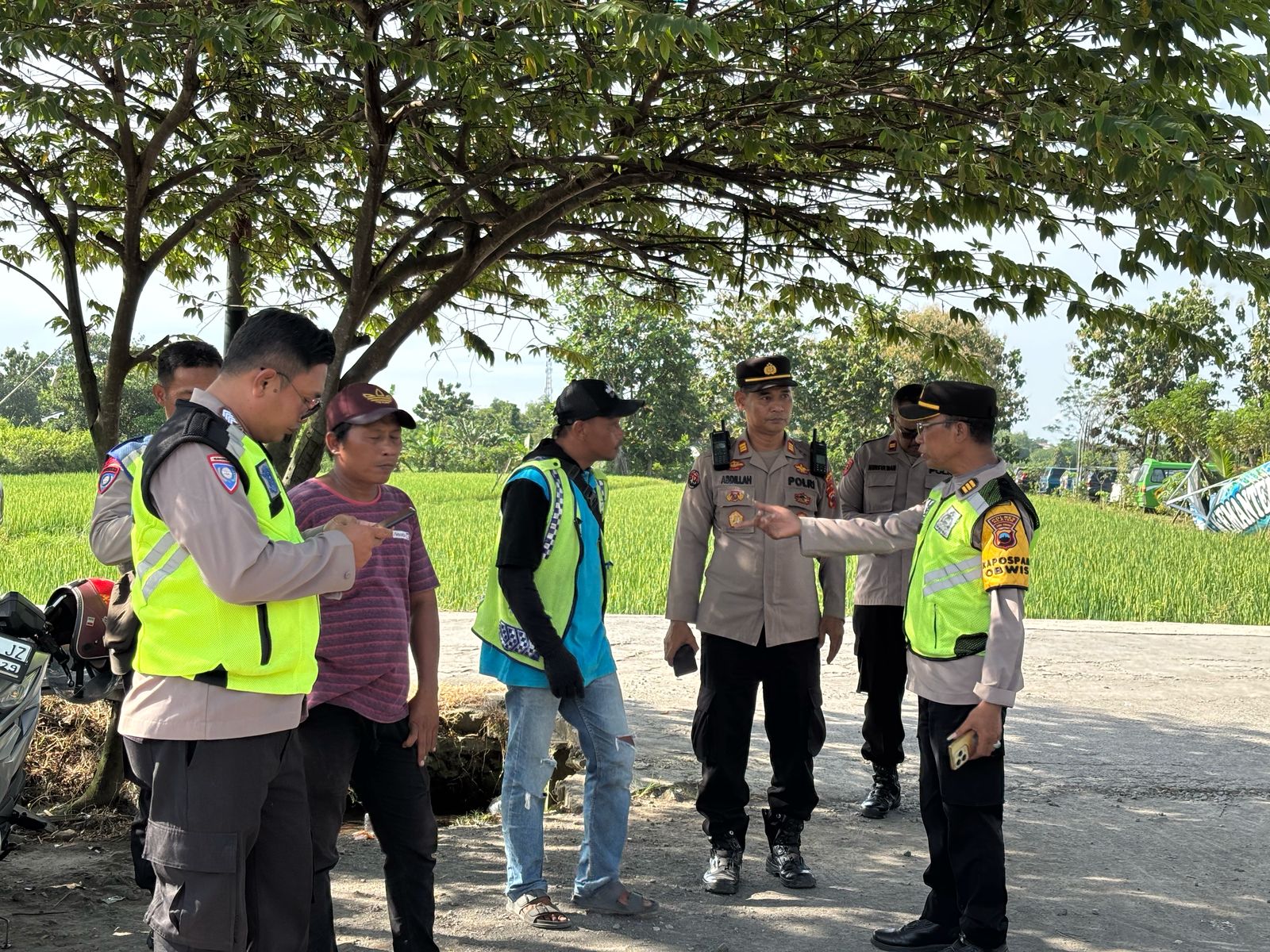Polsek Polanharjo saat melakukan mediasi terhadap penanganan helm milik wisatawan yang hilang di Umbul Kemanten