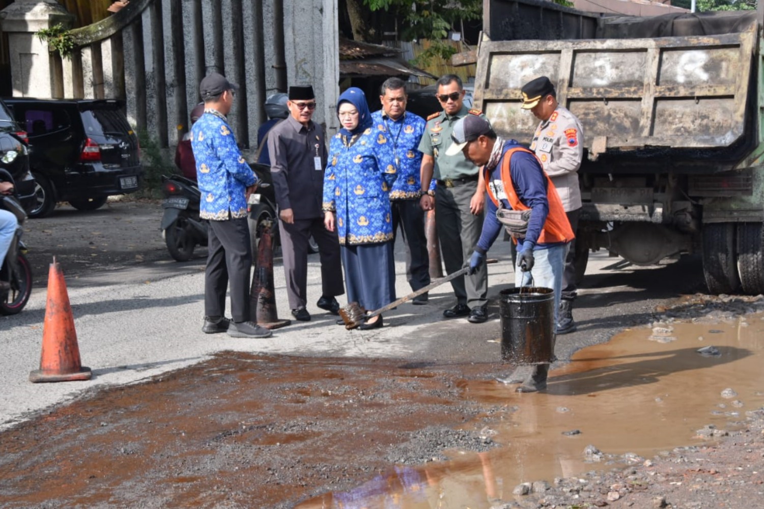 Bupati Sukoharjo Etik Suryani  bersama Forkopimda cek proses perbaikan jalan rusak.