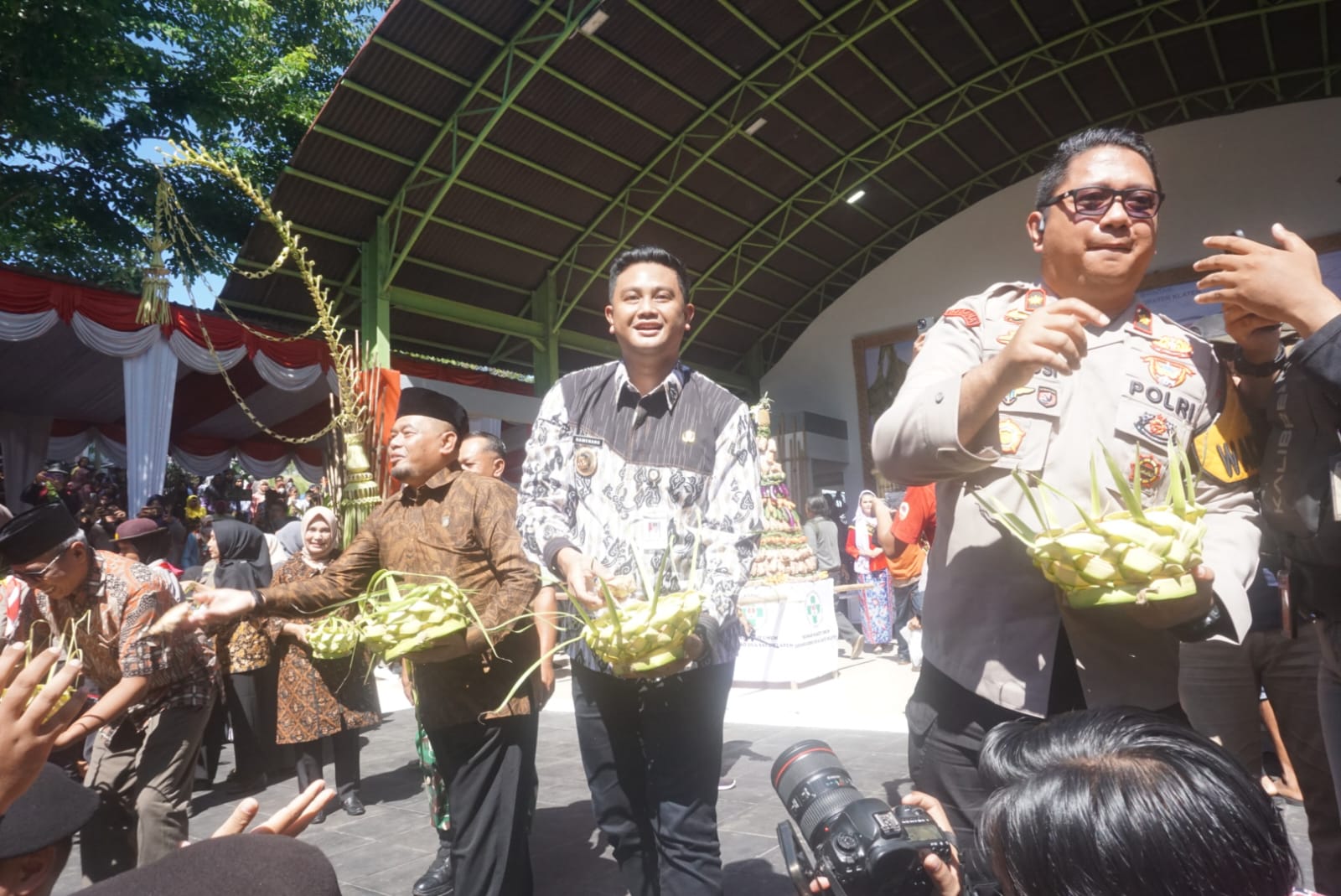 Bupati Klaten Hamenang Wajar Ismoyo menyebar ketupat dari atas panggung utama Bukit Sidoguro, Krakitan, Bayat, Klaten, Senin (7/4/2025).