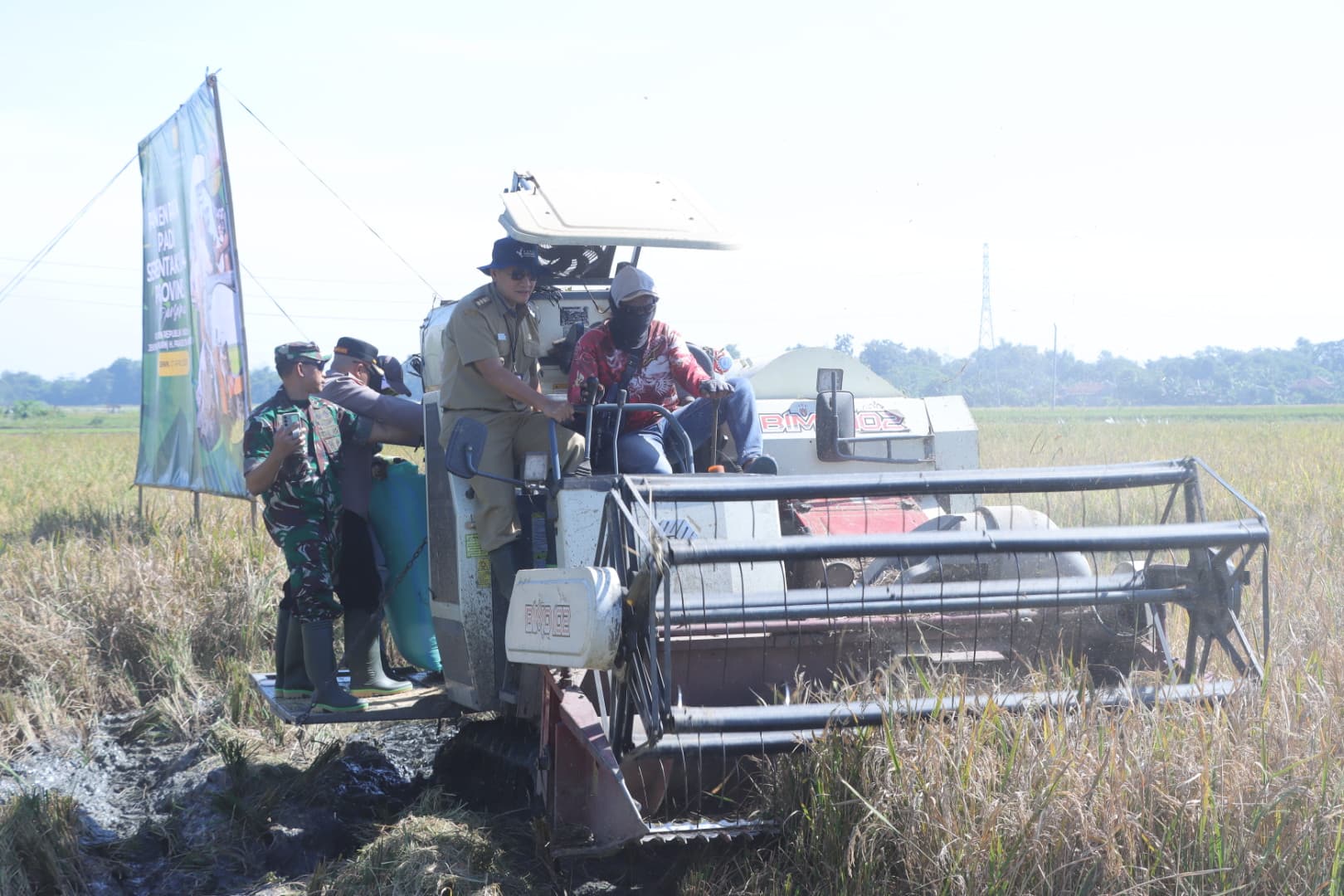 Bupati Wonogiri Setyo Sukarno hadiri panen raya di Dusun Karangtengah Desa Jaten, Kecamatan Selogiri, Senin (7/4/2025).
