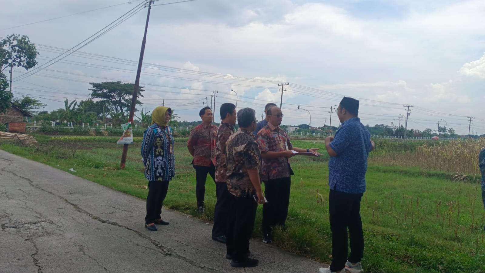 Bupati Sragen Sigit Pamungkas didampingi Sekda Hargiyanto dan sejumlah Kepala Dinas meninjau lahan yang disiapkan untuk sekolah rakyat.