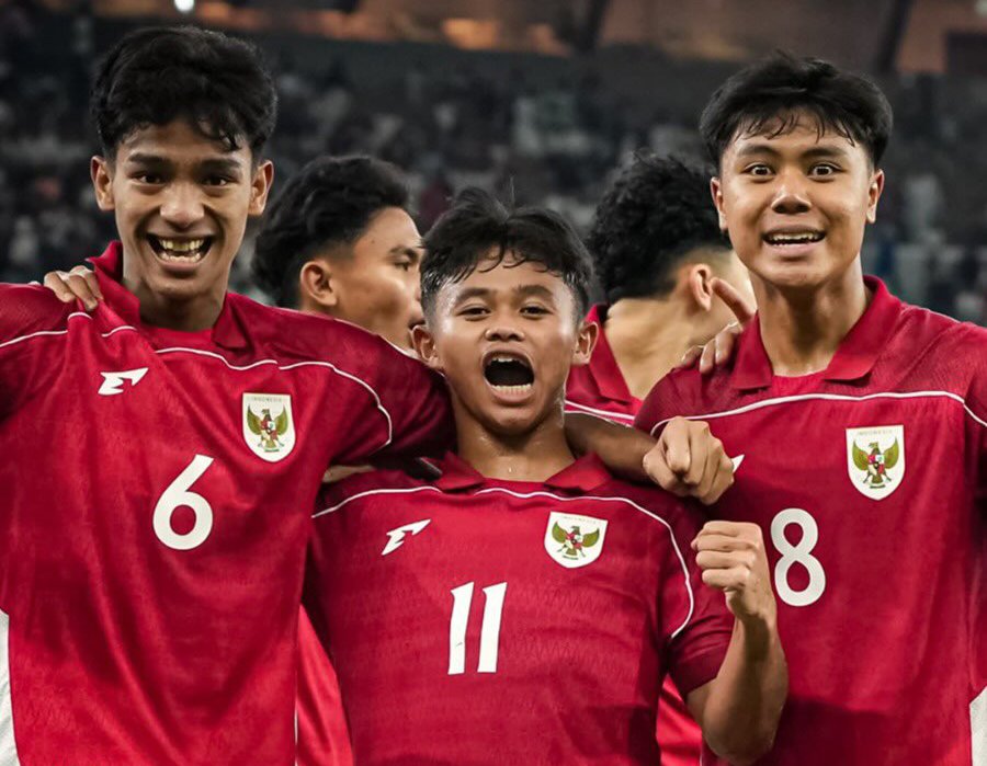 GARUDA MENYALA: Winger Timnas Indonesia U-17 Fandi Ahmad (tengah) saat merayakan gol rekannya ke gawang Yaman di Piala Asia U-17, Senin malam (7/8)