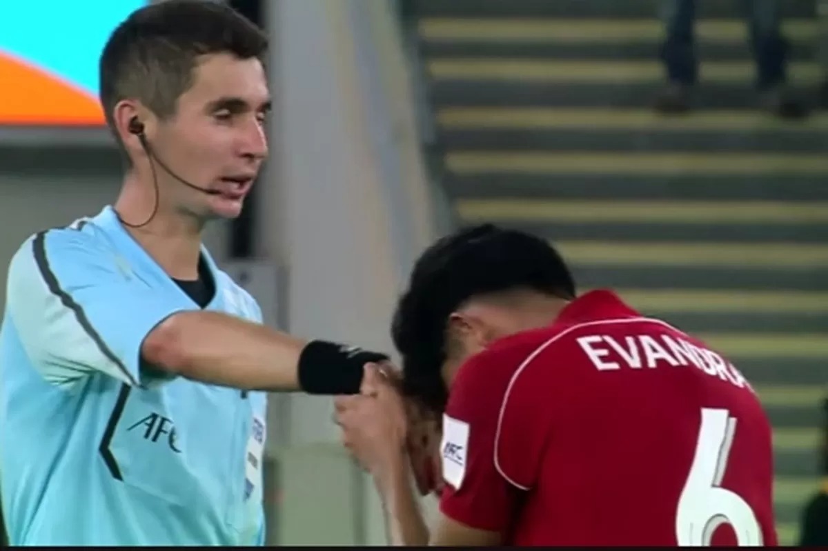 Momen Evandra Florasta cium tangan wasit Davlatov Abdullo.