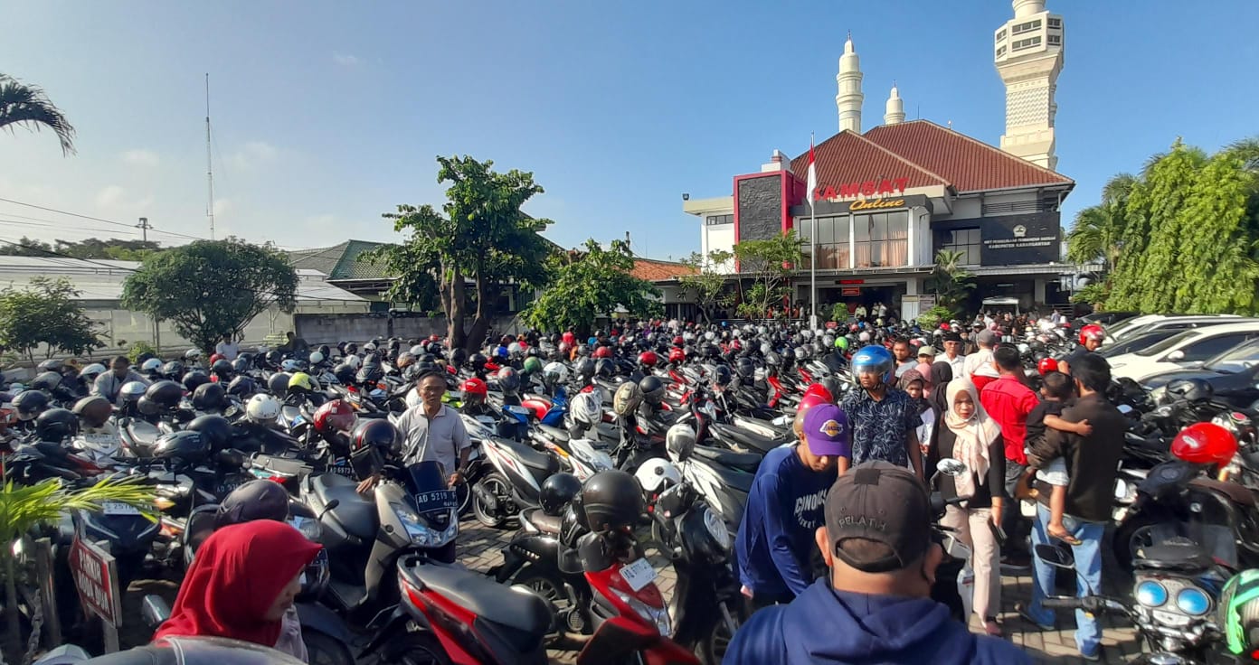 Masyarakat mengantre di Kantor Samsat Karanganyar untuk mengurus pajak kendaraan bermotor, Selasa (8/4/2025).