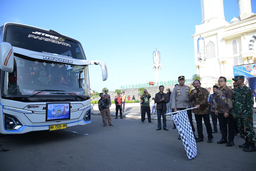 Bupati Karanganyar Rober Christanto didampingi Kapolres Karanganyar AKBP Hadi Kristanto berangkatkan kaum boro yang balik ke perantauannya lewat program Balik Gratis, Selasa (8/4/2025).