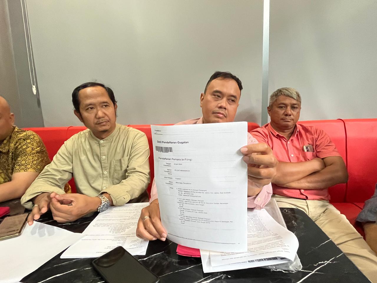 Kuasa hukum penggugat menunjukkan detail pendaftaran gugatan kepada Jokowi dan Ma