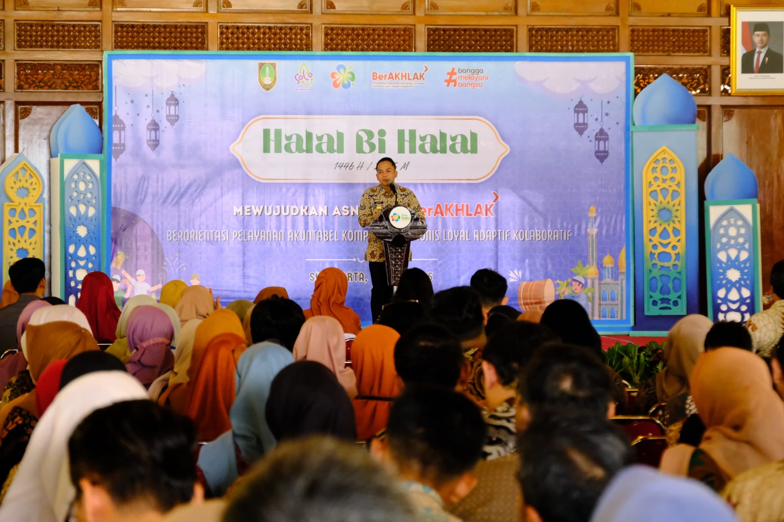 Wali Kota Solo Respati Ardi memberikan sambutan dalam&nbsp;halalbihalal bersama ASN Pemkot Surakarta di Pendhapi Gedhe Balai Kota Solo, Selasa (8/4/2025).