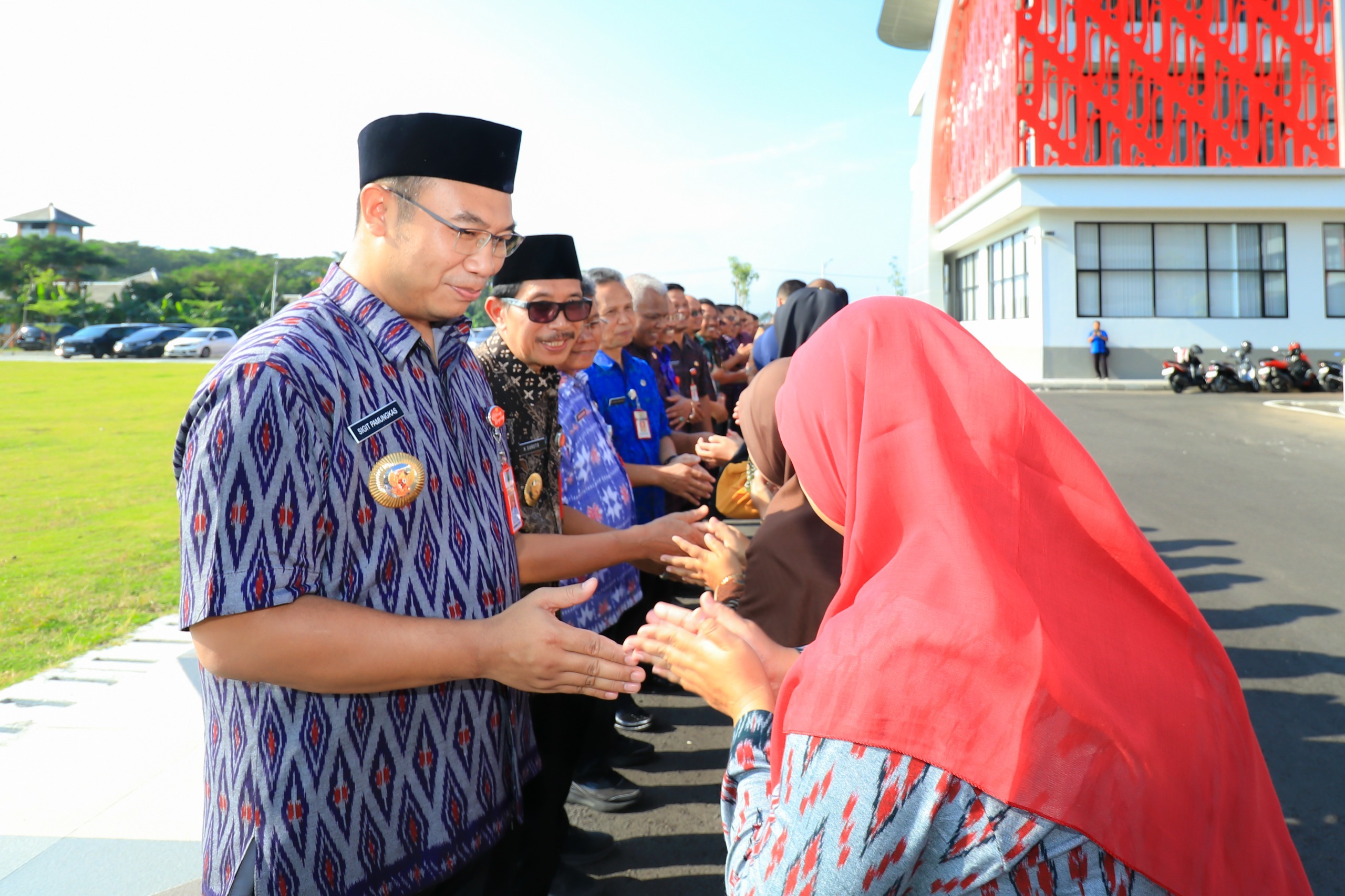 Bupati Sragen Sigit Pamungkas halalbihalal dengan para ASN di hari pertama masuk usai liburan Lebaran, Selasa (8/4/2025).